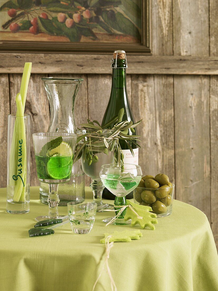 Tischchen mit Weißwein, Aperitif und Oliven