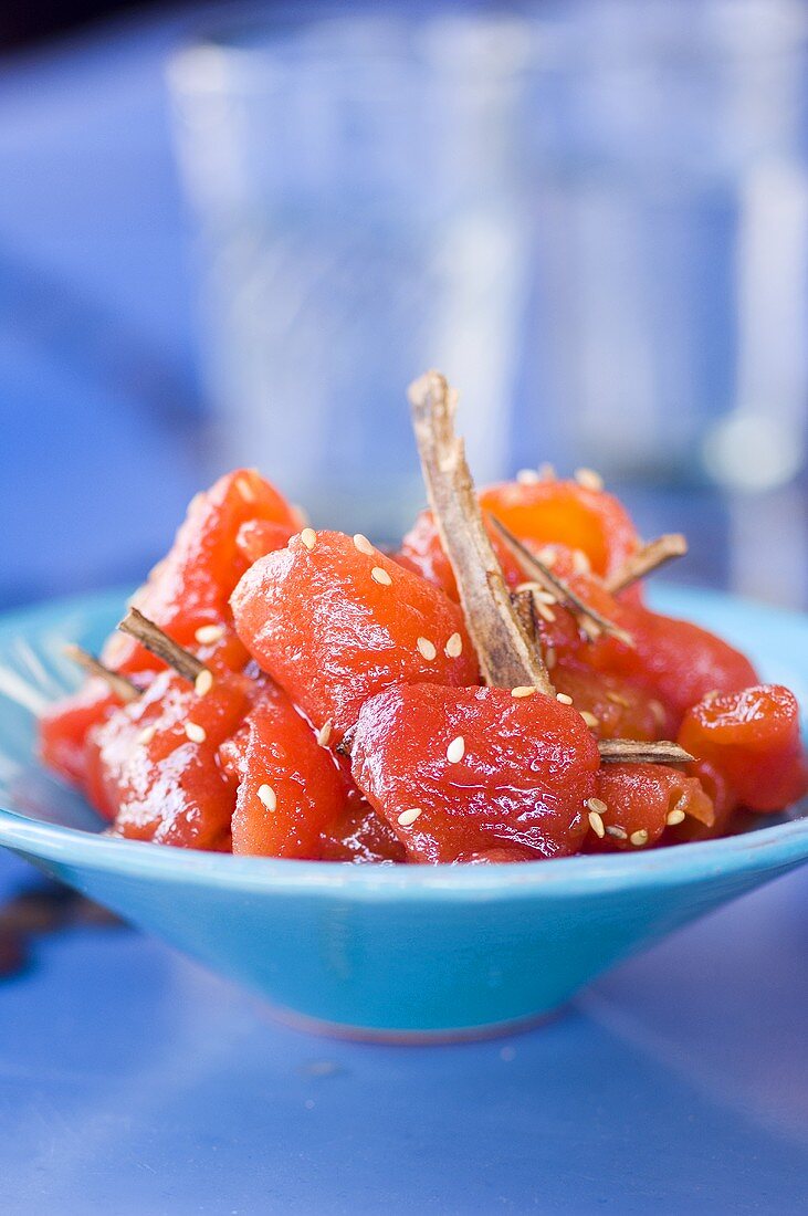 Karamellisierter Tomatensalat mit Zimt und Sesam
