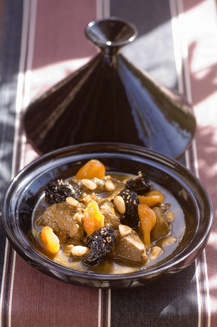 Lamm-Tajine mit Trockenfrüchten, Mandeln und Zimt