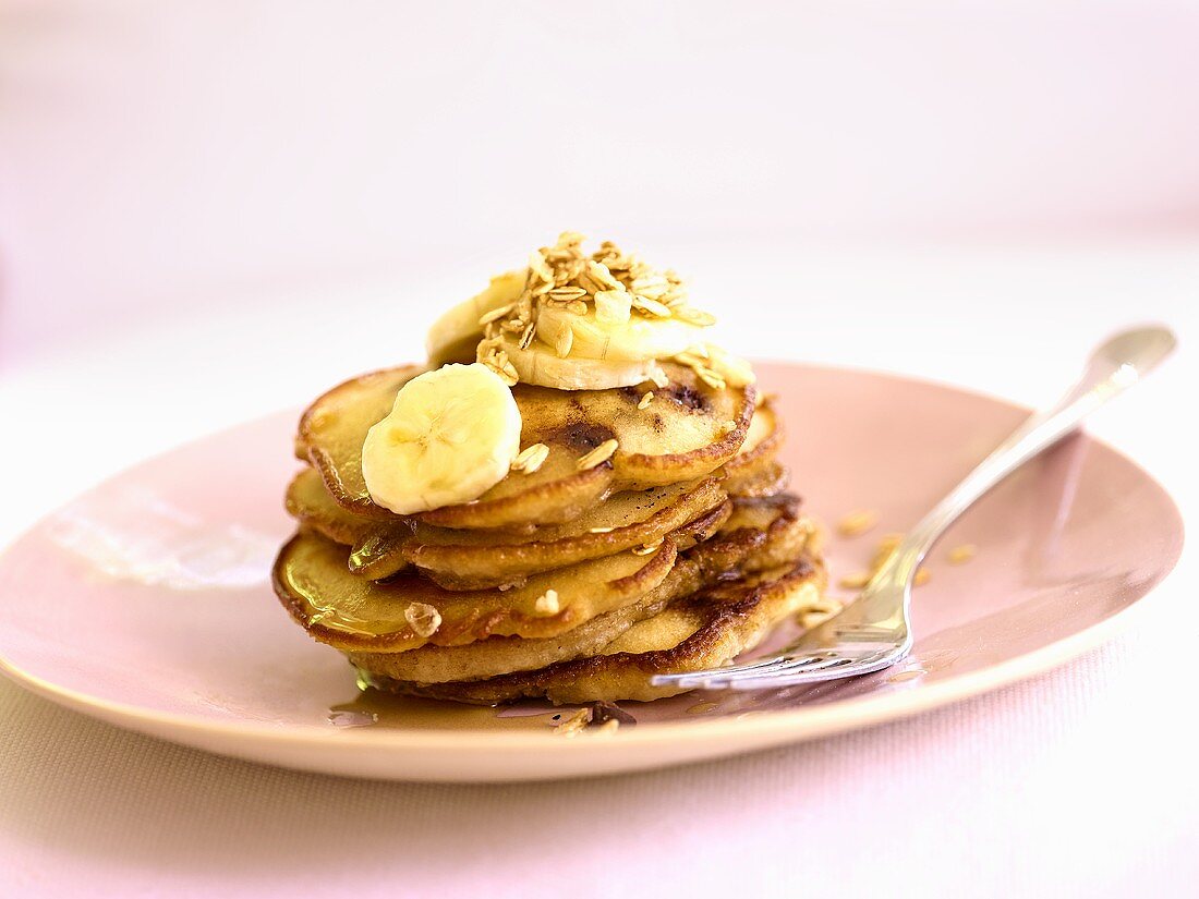 Gestapelte Pancakes mit Bananen und Honig
