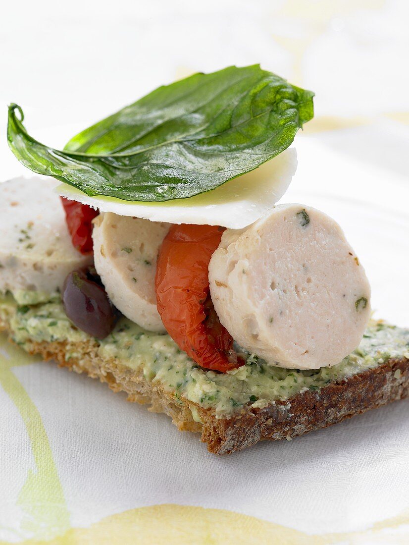 Brot mit Geflügelfarce, Kräuterbutter und Tomaten