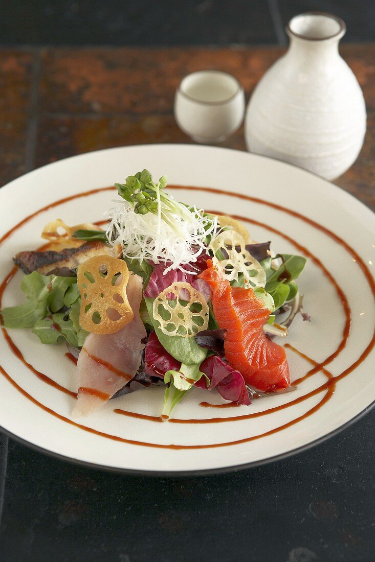 Blattsalat mit Sashimi und frittierter Lutuswurzel