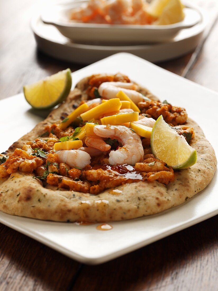 Naan-Brot mit Mangocurry und Garnelen