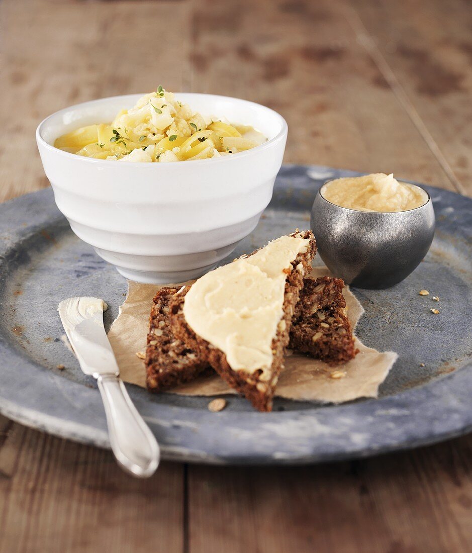 Blumenkohlsuppe mit Vollkornbrot und Hummus