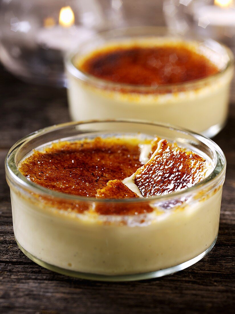 Crème brûlées in glass dishes with windlights