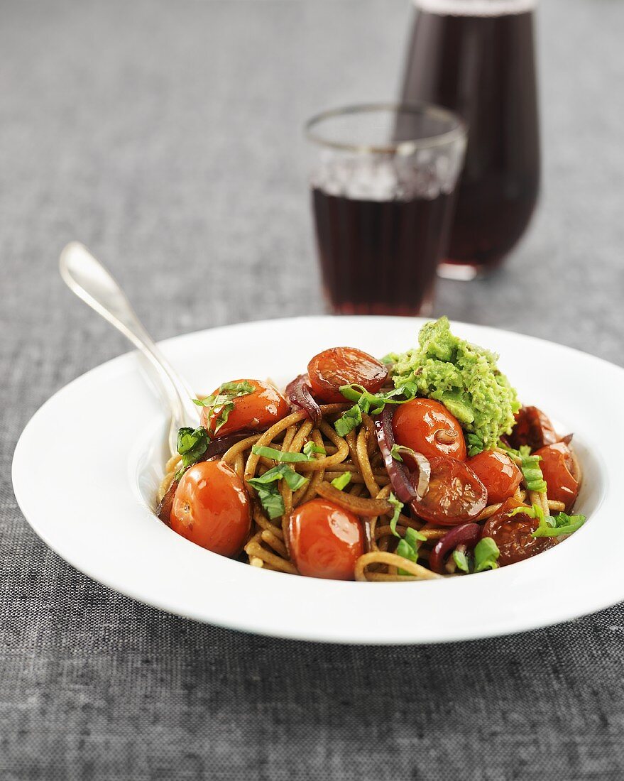 Wholemeal spaghetti with cocktail tomatoes and pea pesto