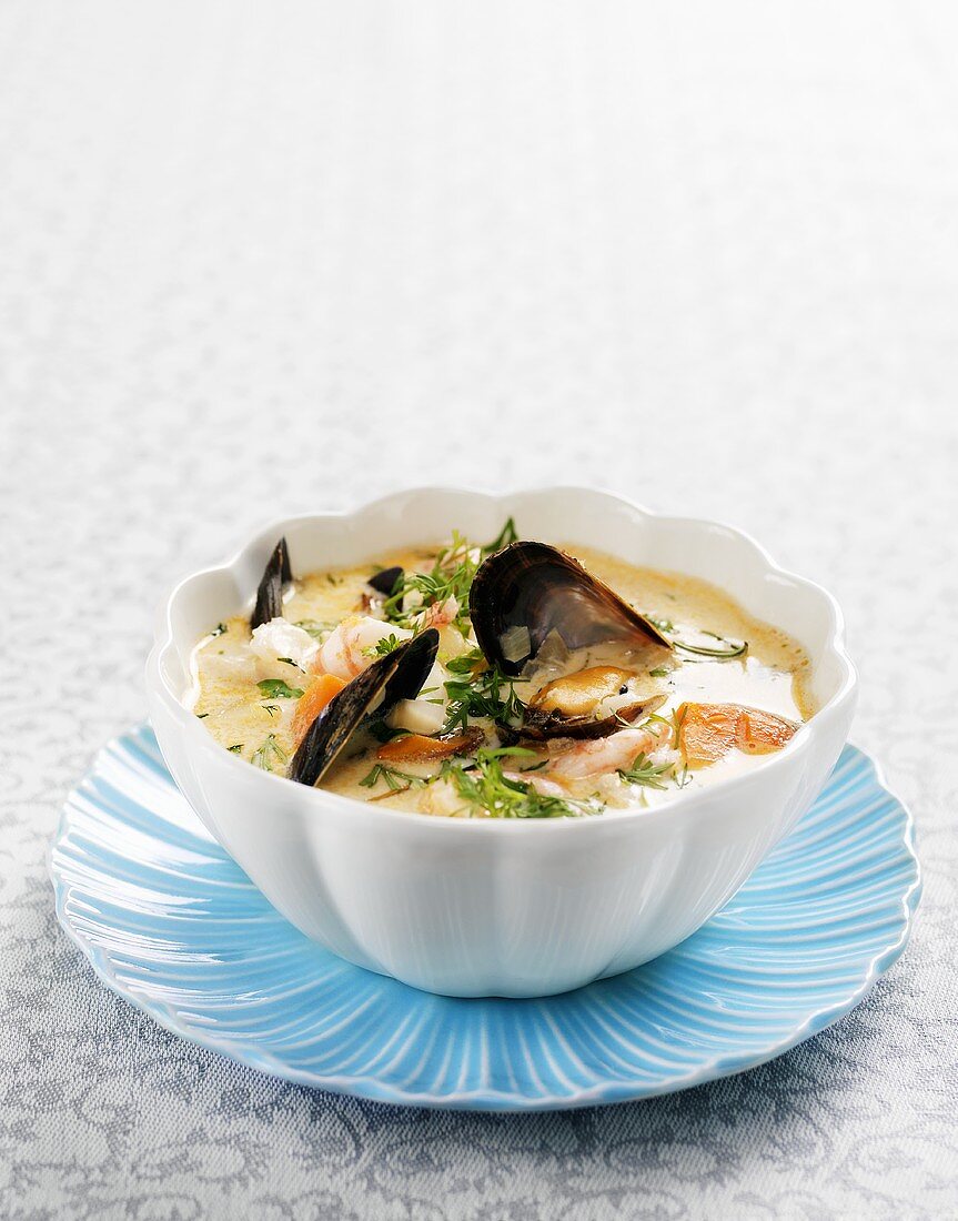 Bouillabaisse mit Garnelen, Muscheln und Safran