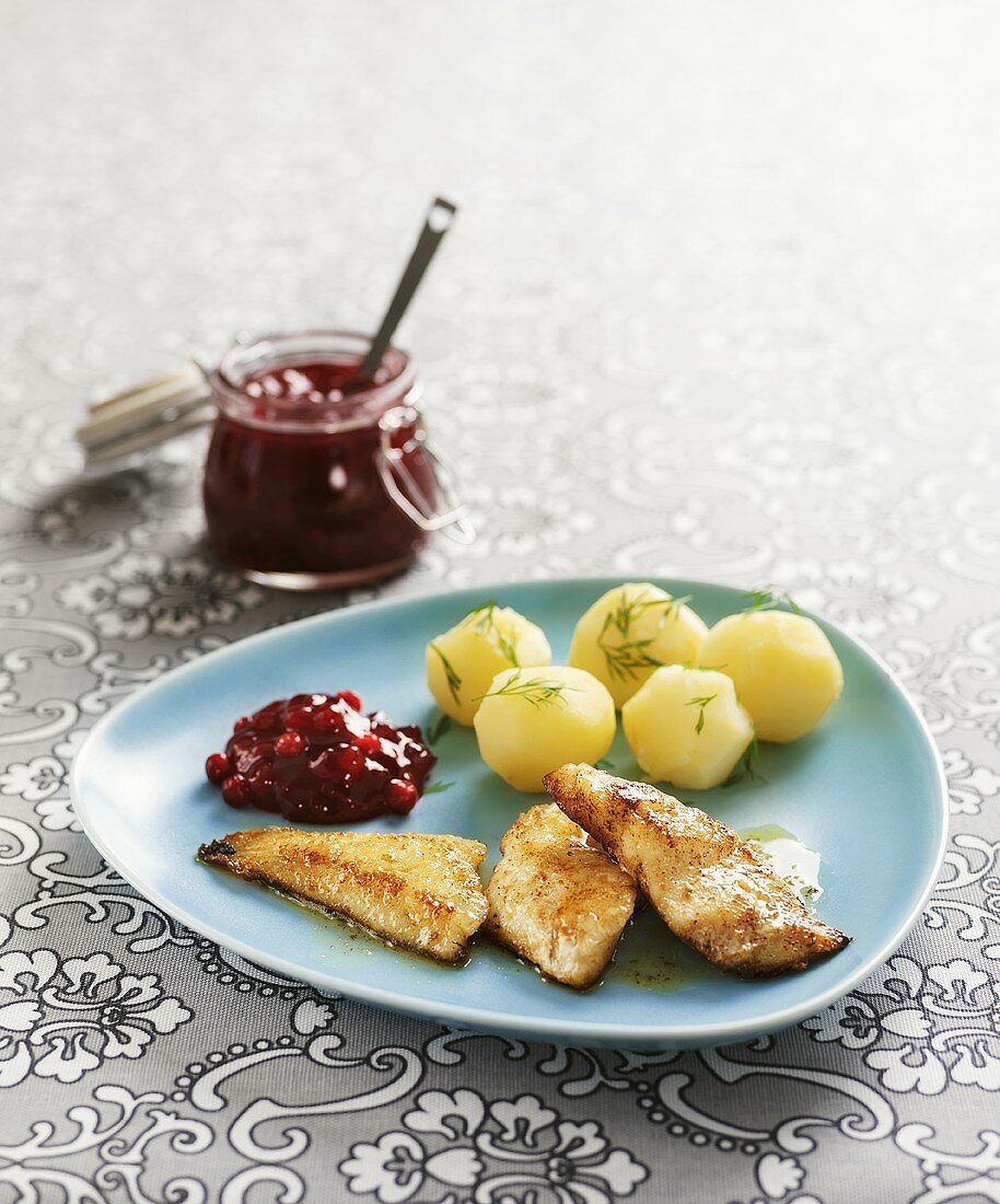 Gebratene Scholle mit Kartoffeln und Preiselbeeren