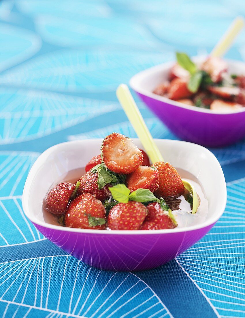 Marinierte Erdbeeren in Zucker und Minze