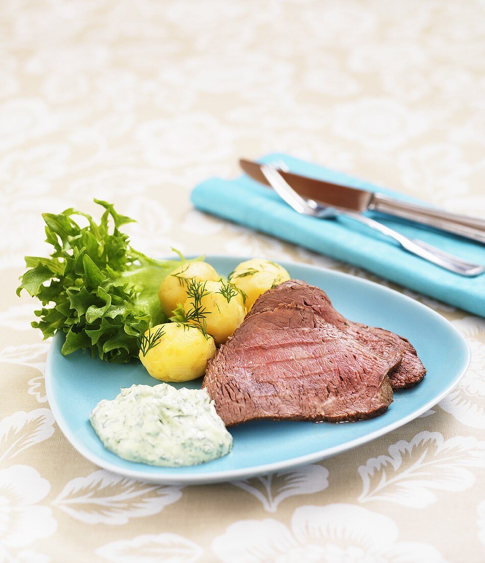 Roast beef with potatoes and dill sauce