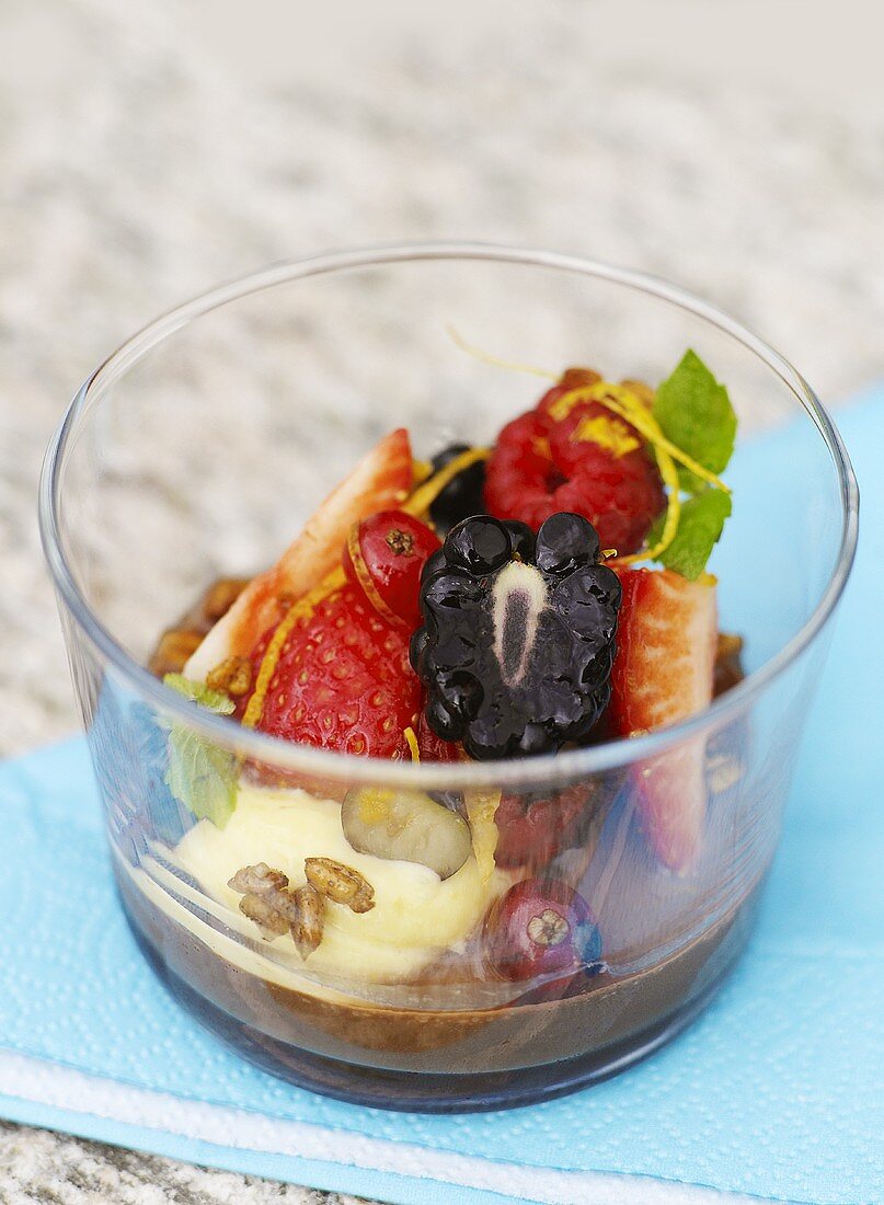 Schokocreme mit frischen Beeren in einem Glas