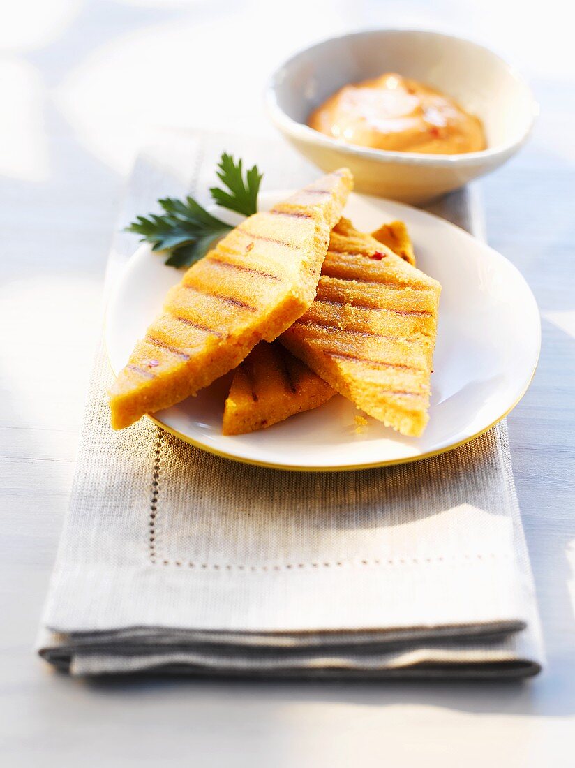 Grilled polenta slices with cocktail sauce