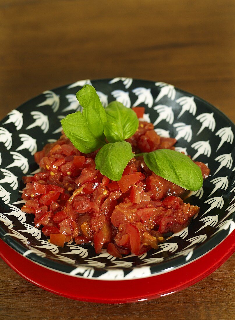 Tomaten mit Basilikum und Zwiebel