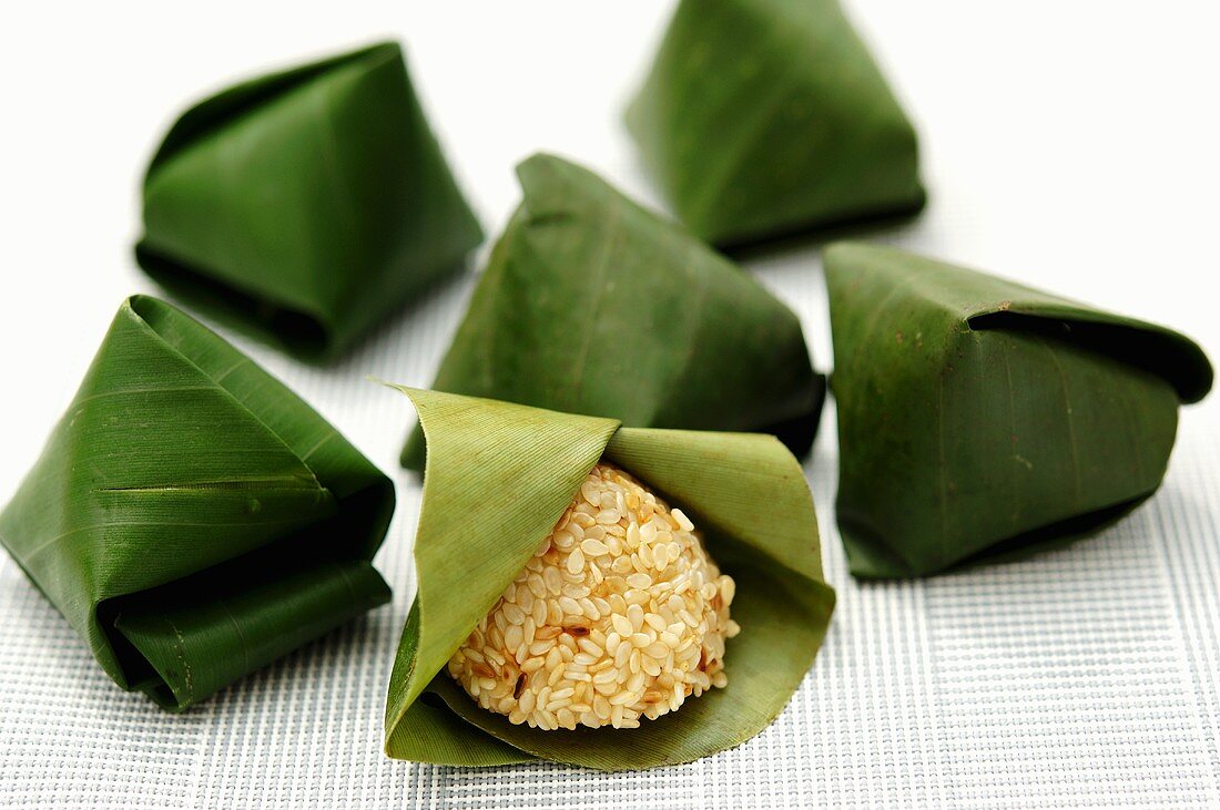 Klebreis mit Kokosmilch und Sesam im Bananenblatt (Thailand)