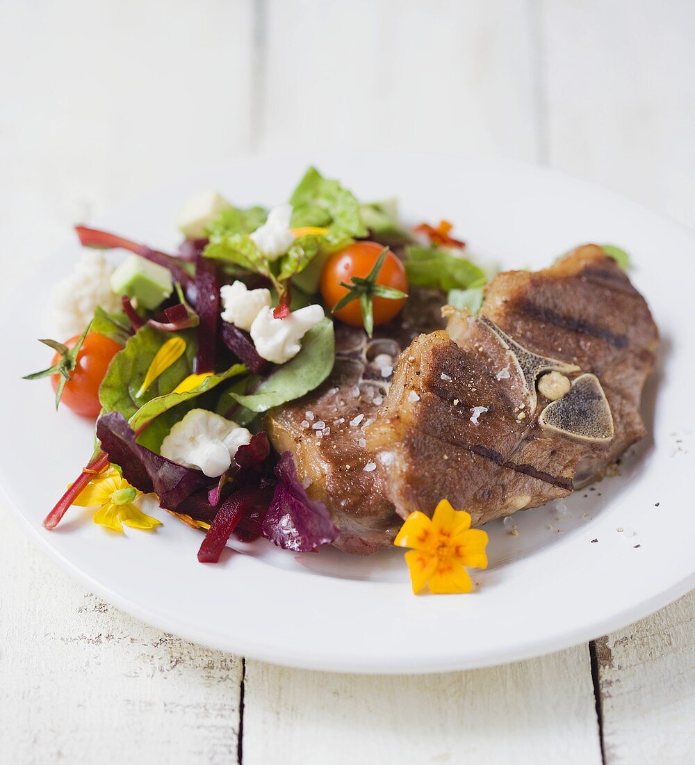 Gegrillte Lammkoteletts mit gemischtem Salat