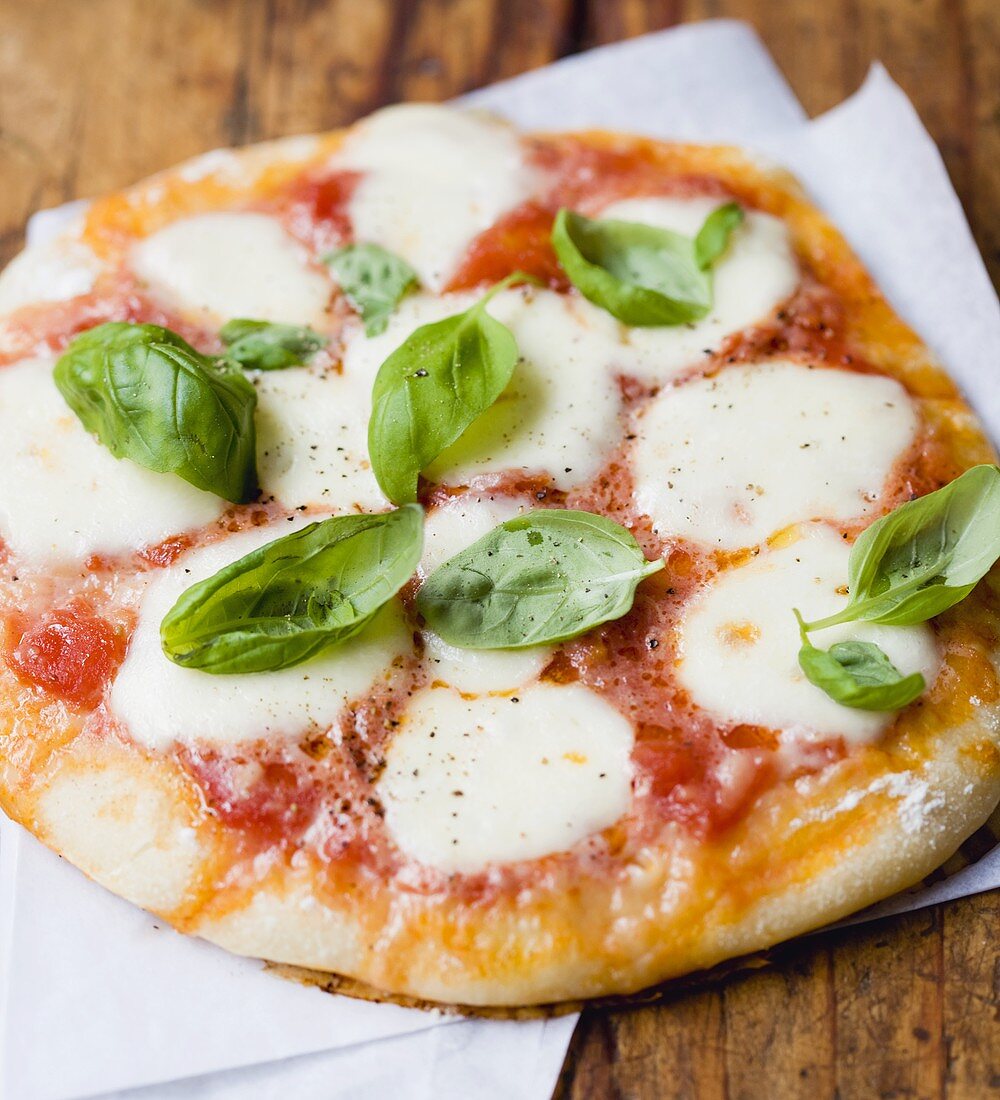 Pizza mit Tomaten, Mozzarella und … – Bilder kaufen – 329856 StockFood