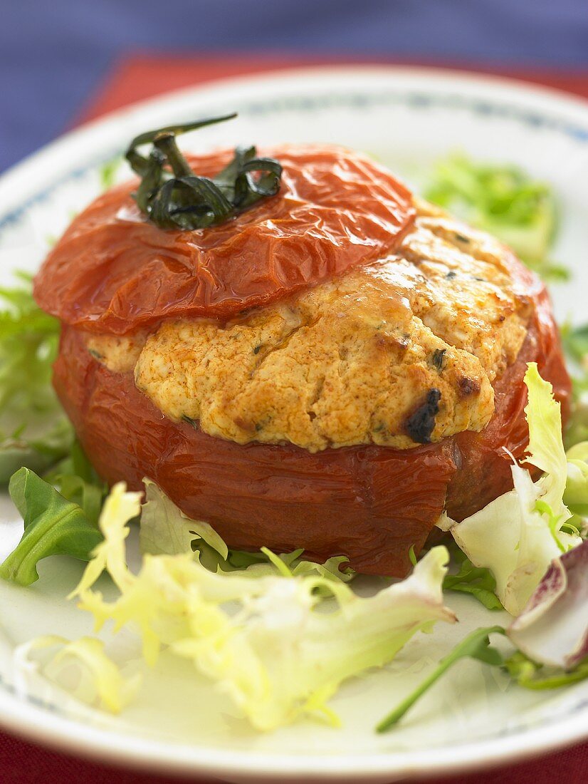 Mit Ziegenfrischkäse gefüllte, gebackene Tomate