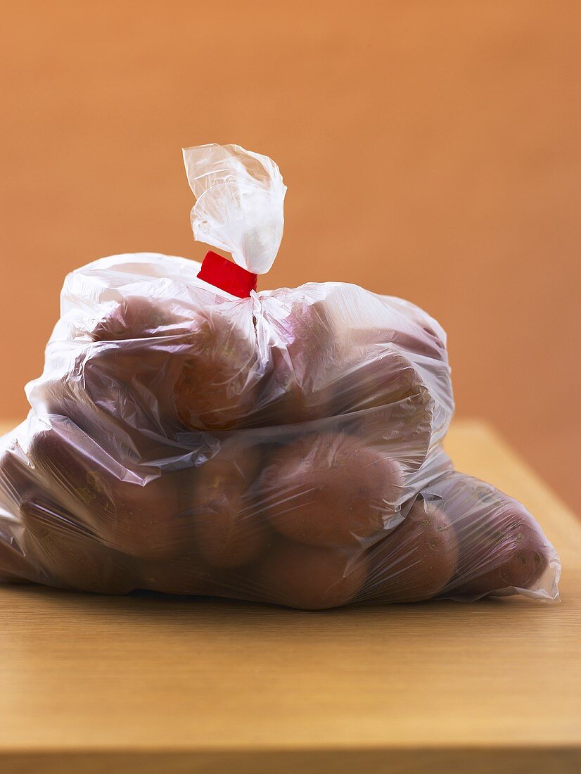 Rotschalige Kartoffeln in einer Plastiktüte