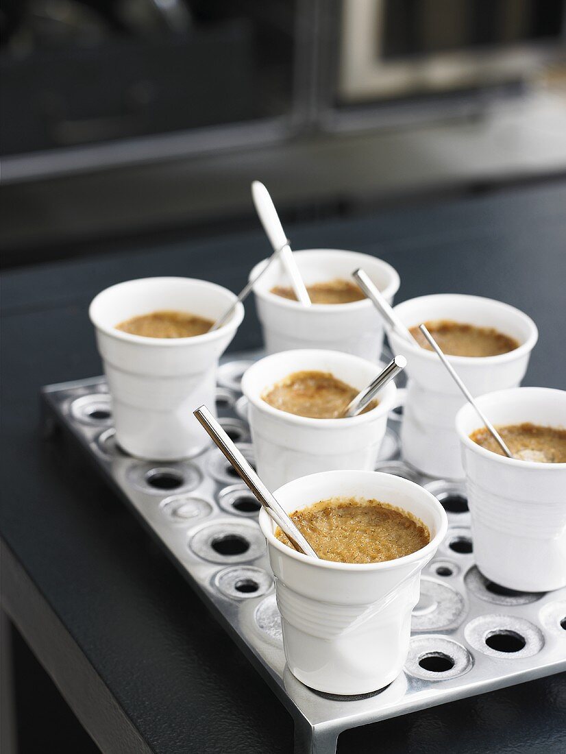 Kaffeecreme in sechs Bechern