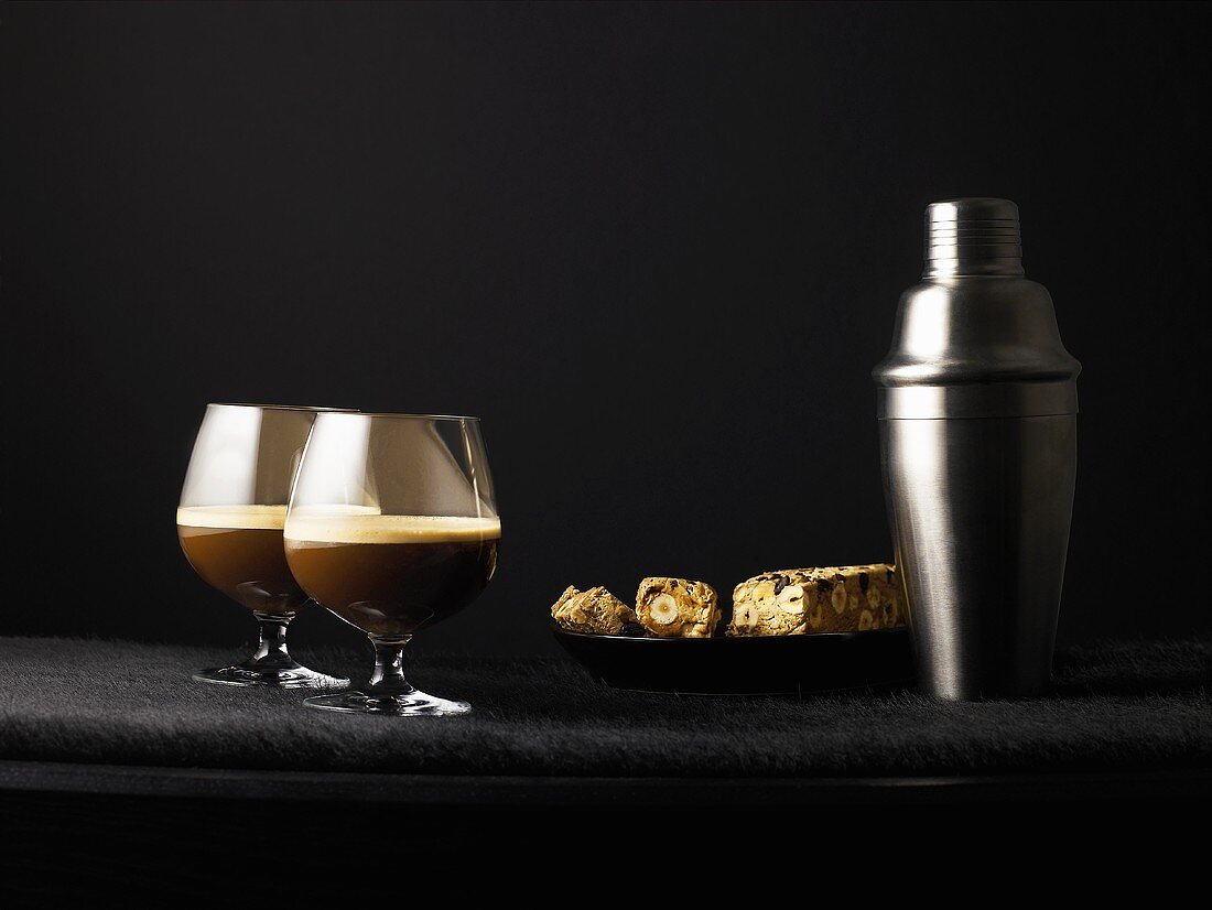 Zwei Cognacschwenker mit Kaffee, Cognac und Orangenlikör