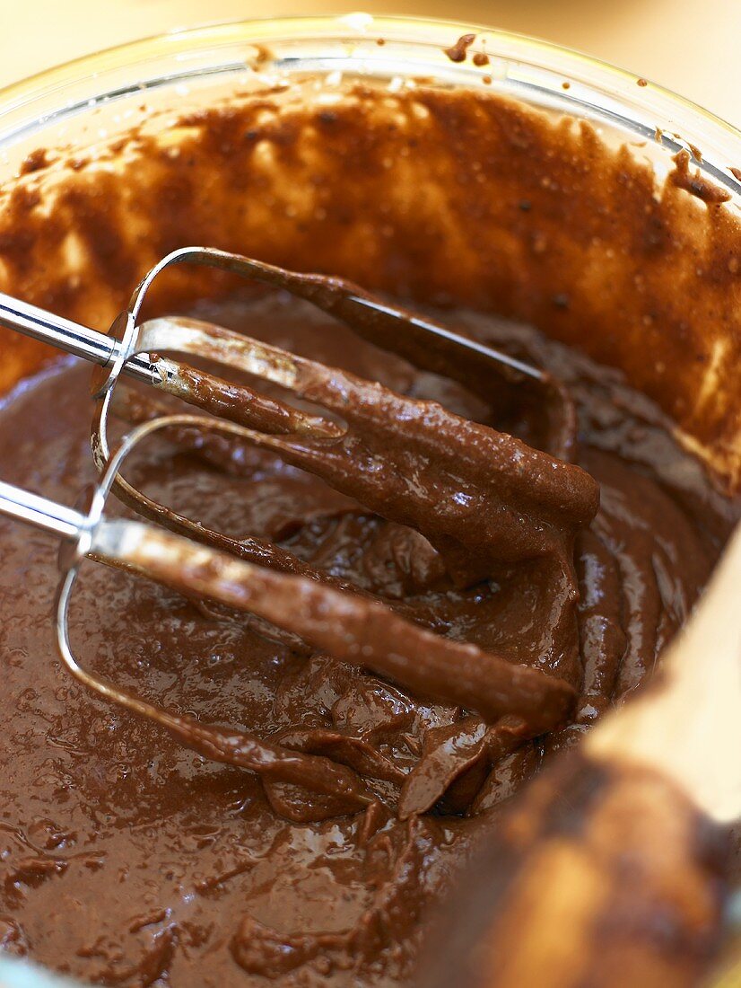 Teig in einer Rührschüssel für Schokoladenkuchen