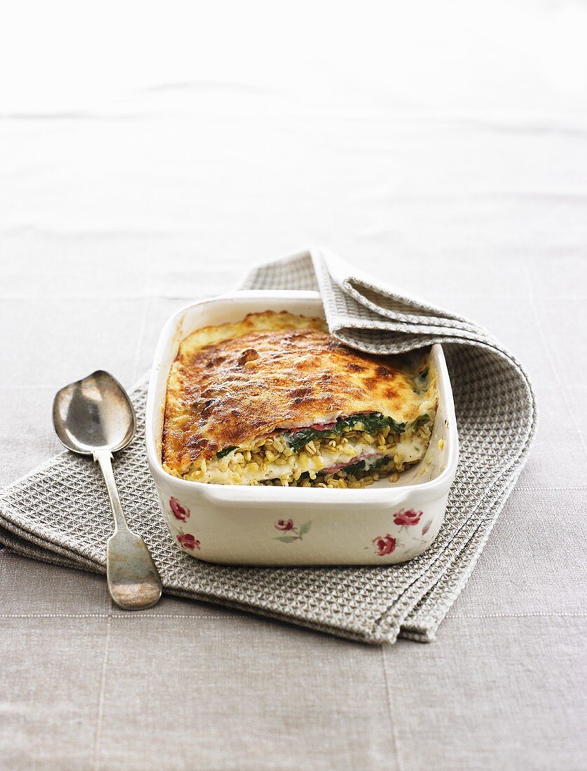 Wheat gratin with ham, spinach and béchamel sauce