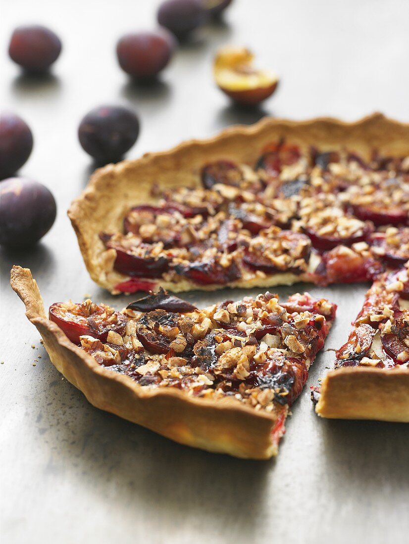Plum tart with nuts