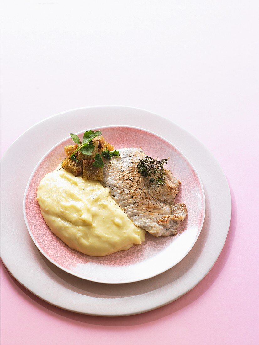 Gebratenes Kalbsschnitzel mit Aligot und Croûtons