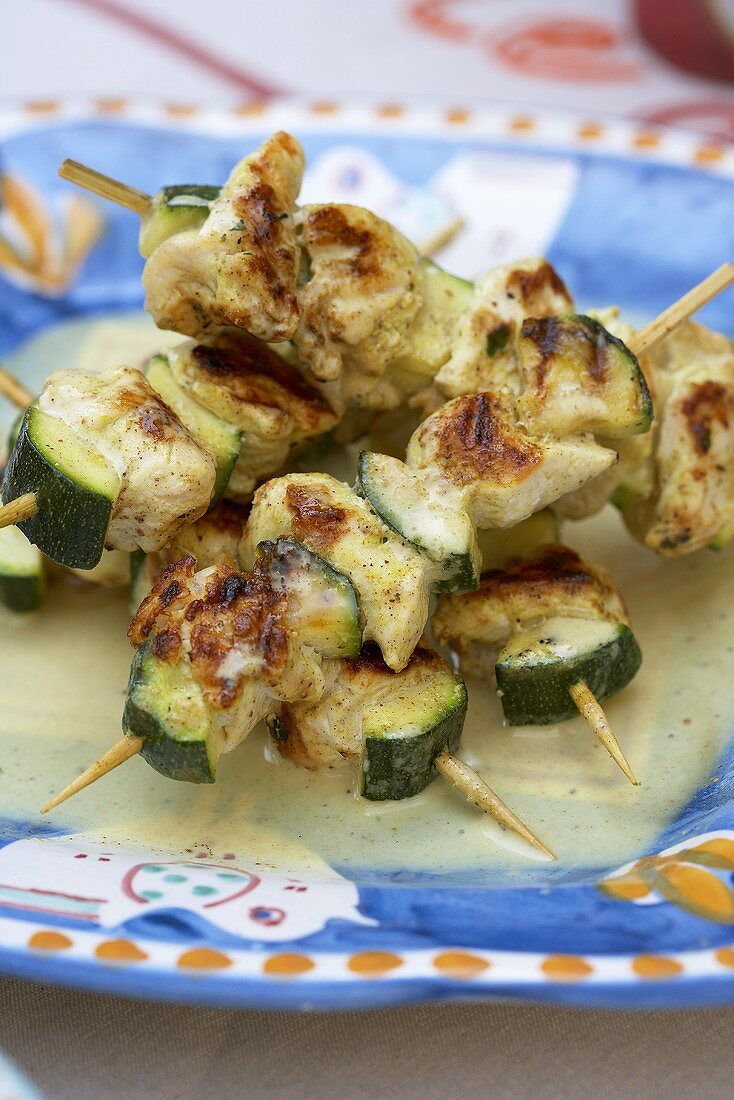 Gegrillte Hähnchen-Zucchinispiesse mit Kokos-Currysauce