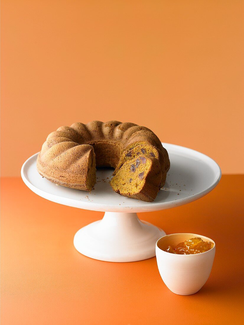 Karottenkuchen mit Datteln auf einer Etagere