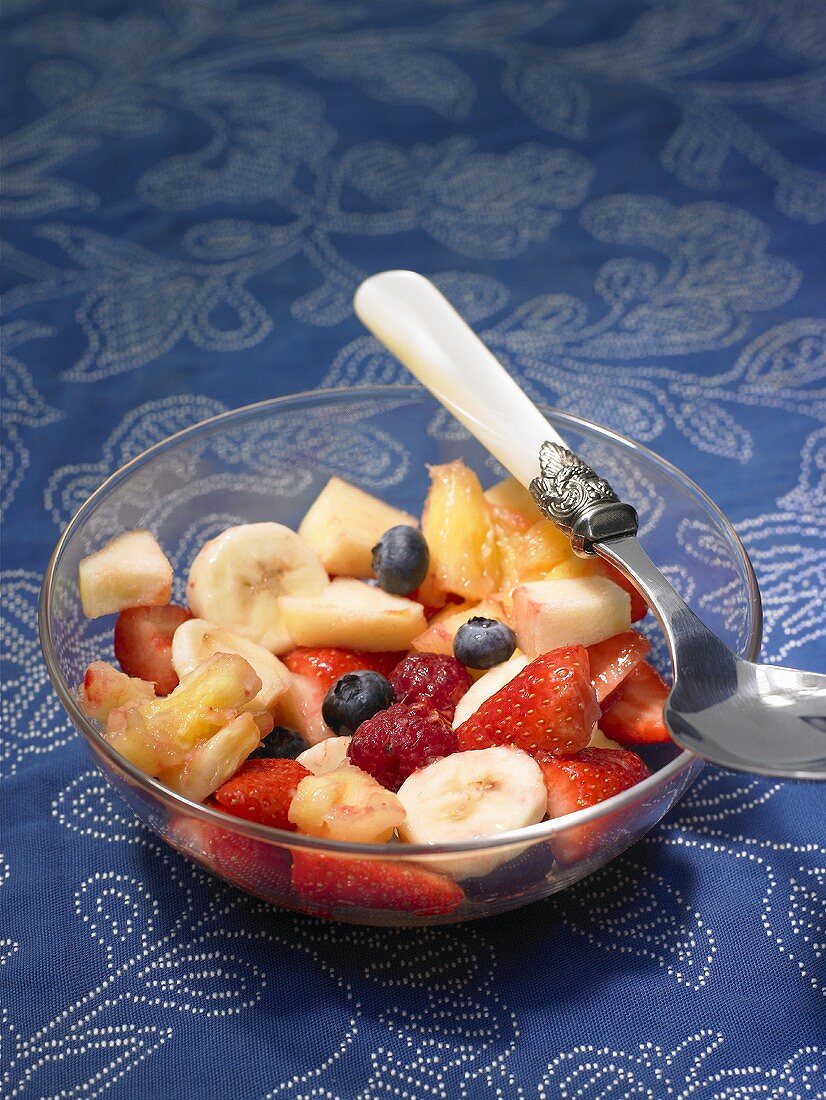 Eine Glasschüssel Obstsalat