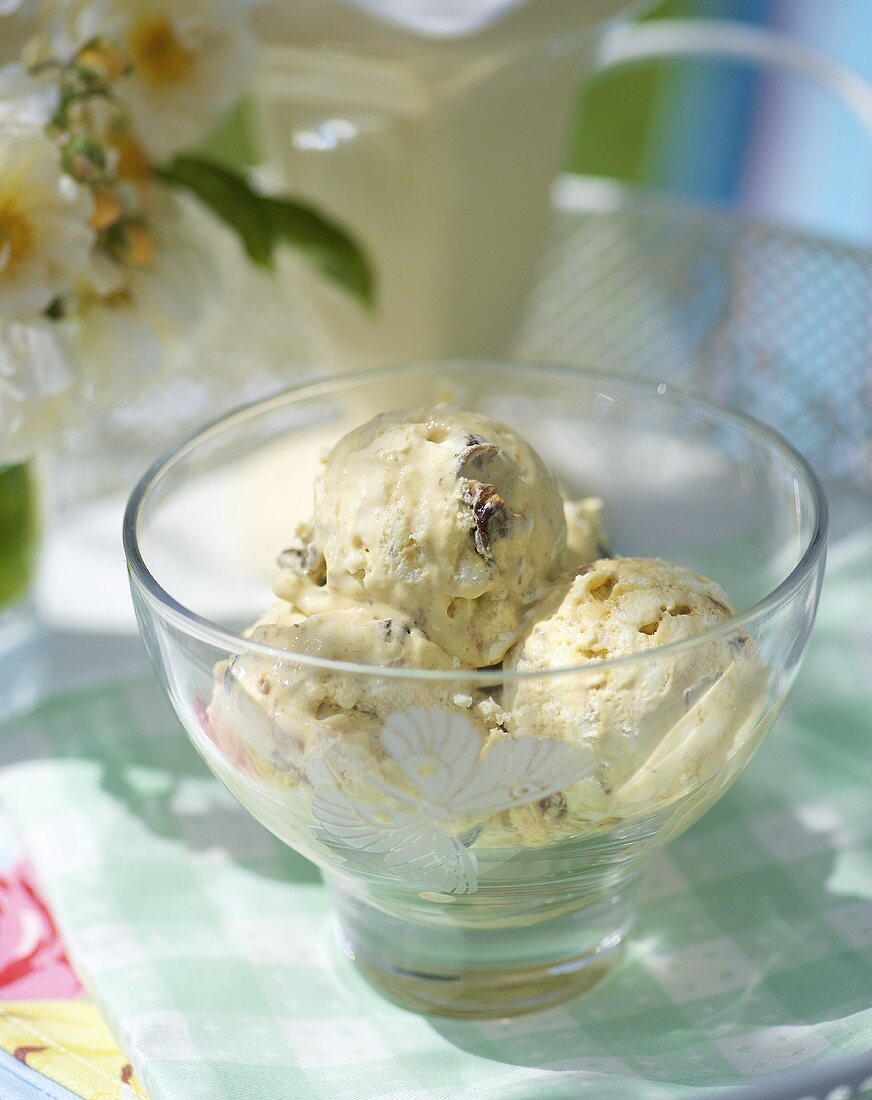 Raisin and meringue ice cream