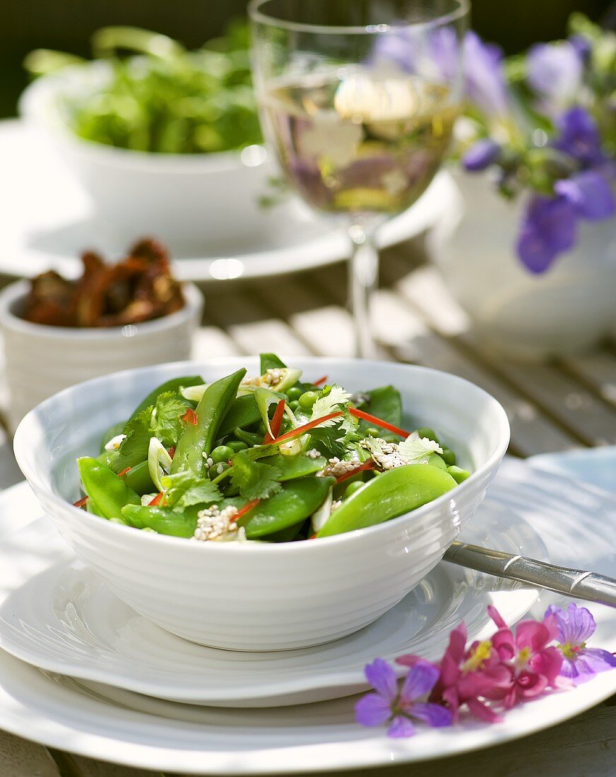 Asiatischer Erbsen-Zuckerschoten-Salat mit Erbsensprossen