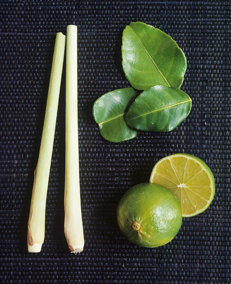Zitronengras, Kaffir-Limettenblätter und halbierte Limette