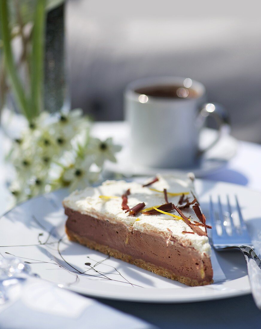 Ein Stück Schokoladen-Orangen-Käsekuchen