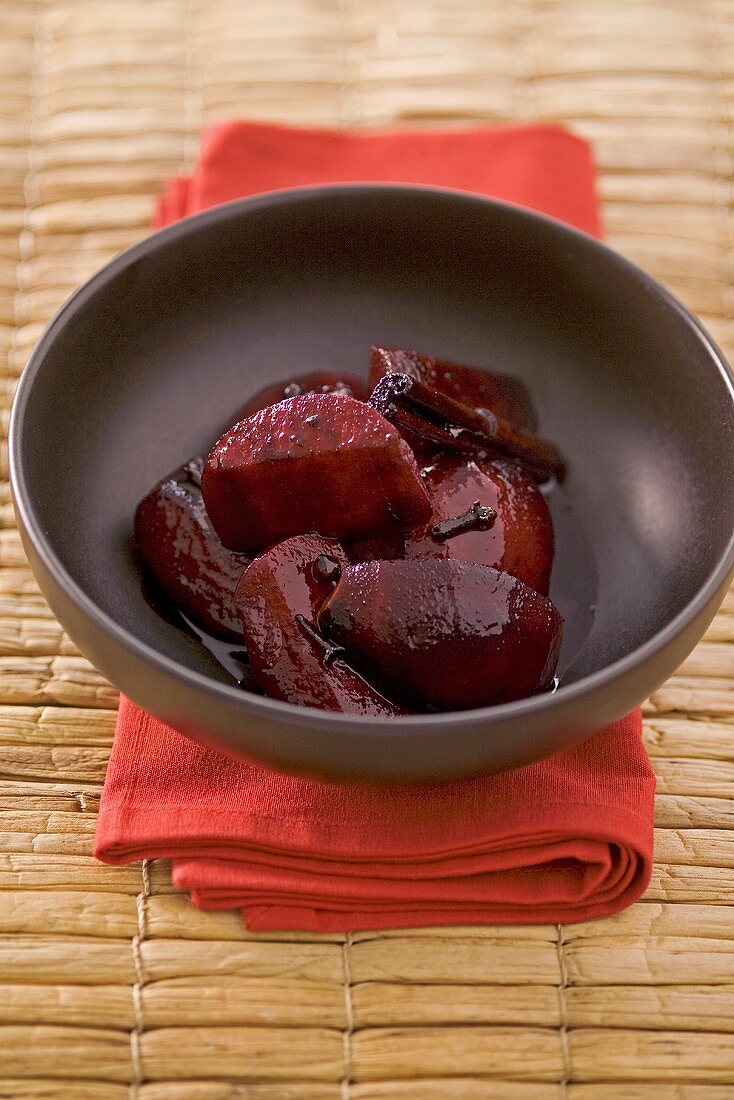 Apples in red wine with spices