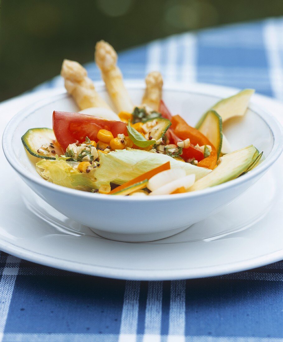 Gemischter Salat mit Spargel, Zucchini, Avocado und Mais