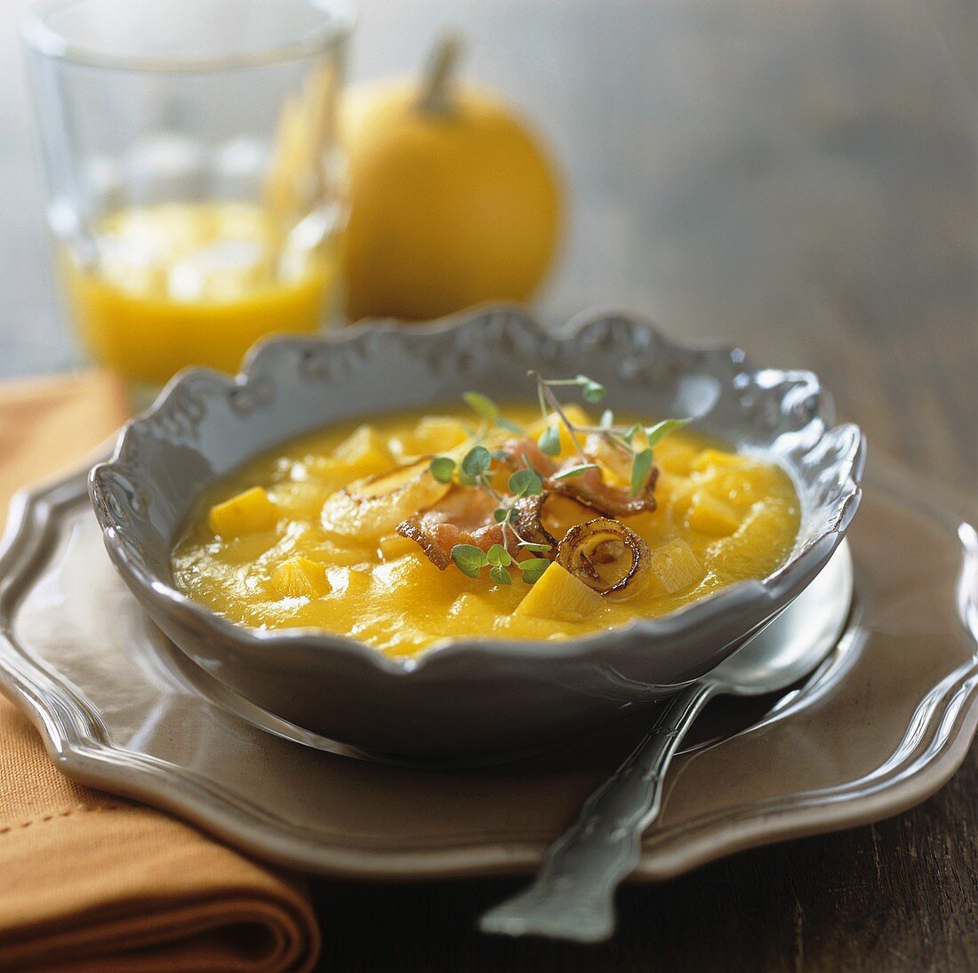 Kürbissuppe mit gebratenem Speck