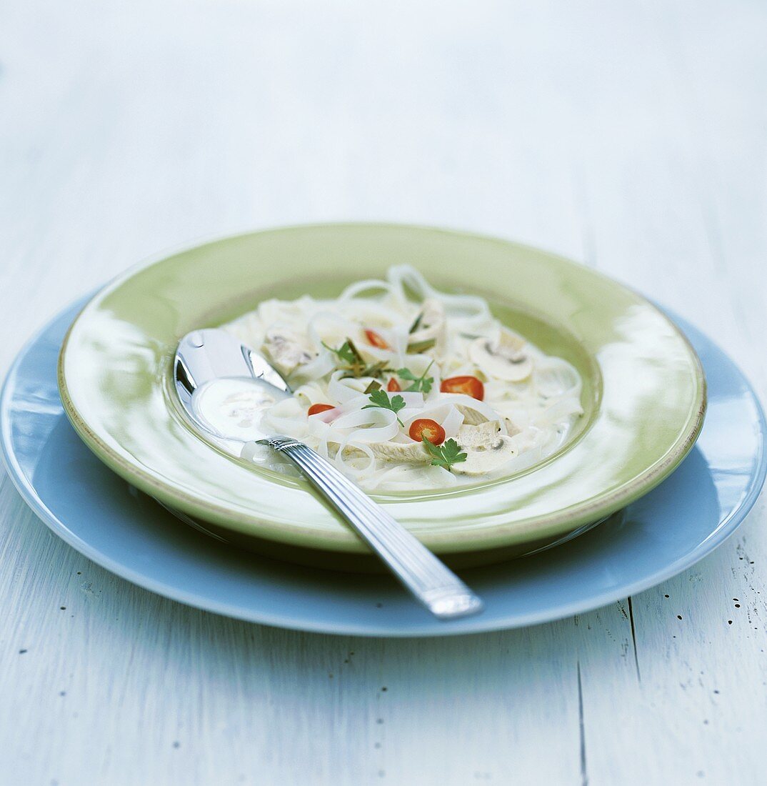 Kokossuppe mit Hähnchenstreifen und Reisnudeln