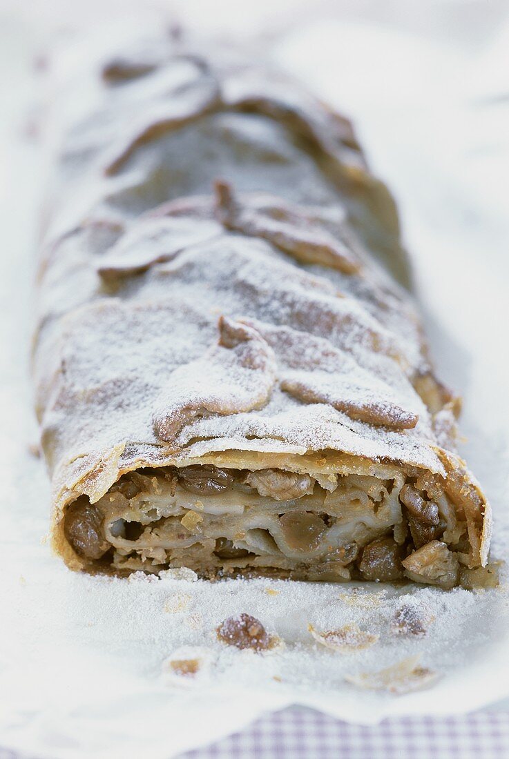 Apfel-Rosinen-Strudel mit Walnüssen