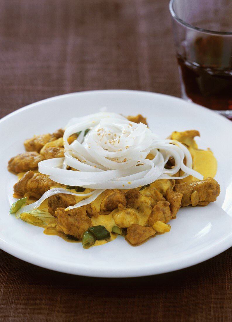 Chicken curry with rice noodles and sesame seeds