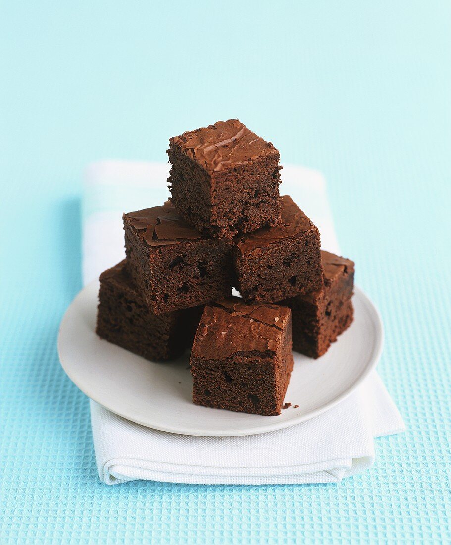 Gestapelte Schokoladen-Brownies auf einem Teller