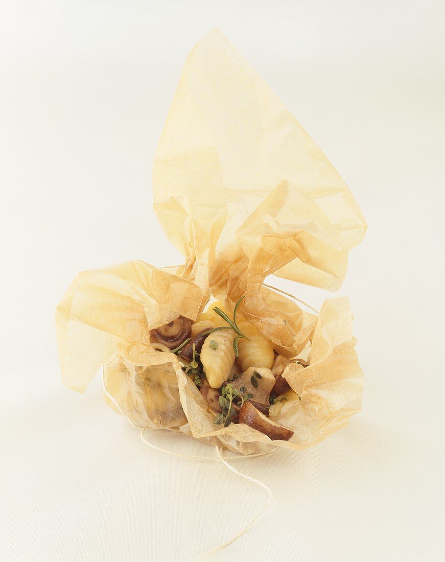 Gnocchi mit Pilzen und Kräutern in Pergamentpapier gebacken