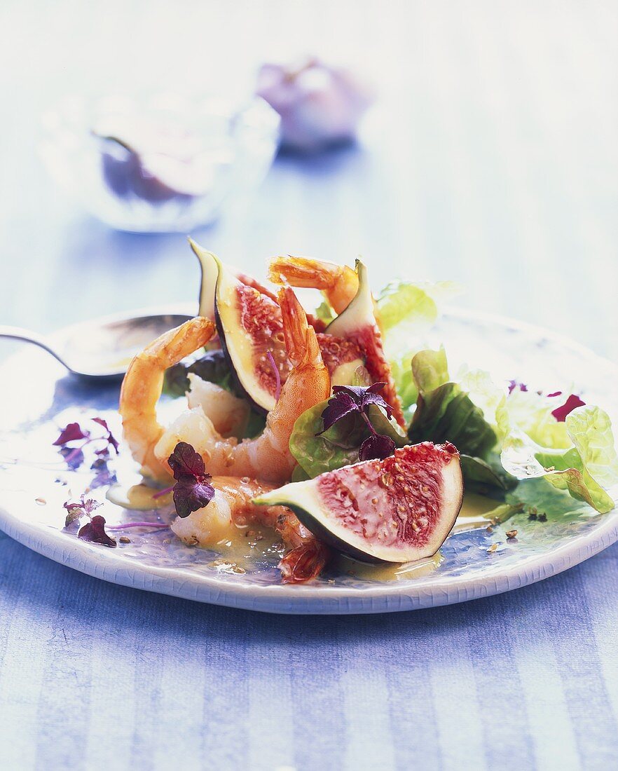 Prawns on winter salad with figs