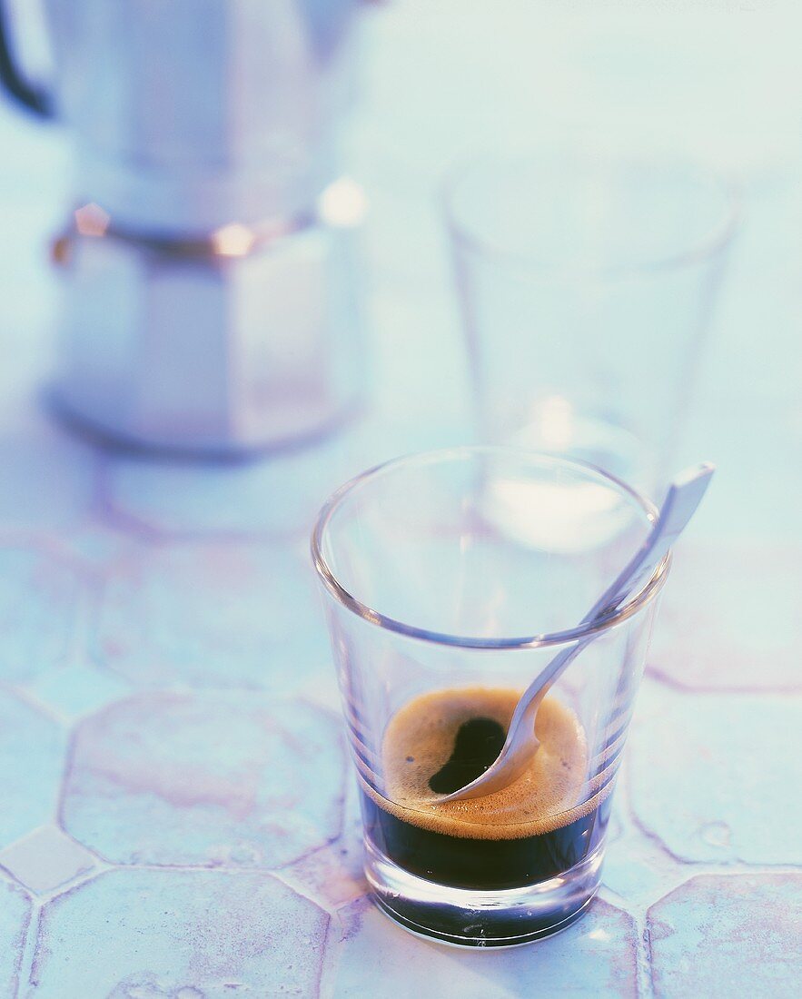 Italienische Espressokanne und ein Glas Espresso