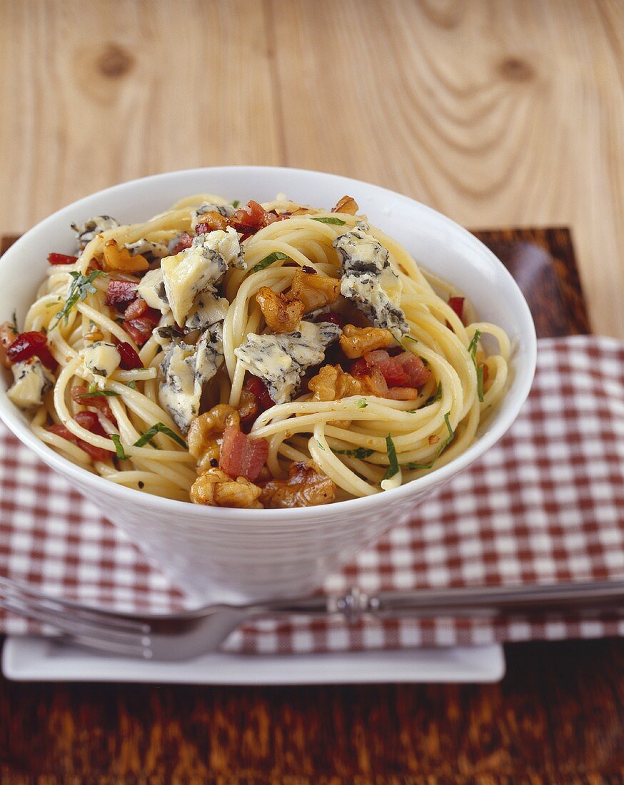 Spaghetti mit Gorgonzola, Speck und Walnüssen