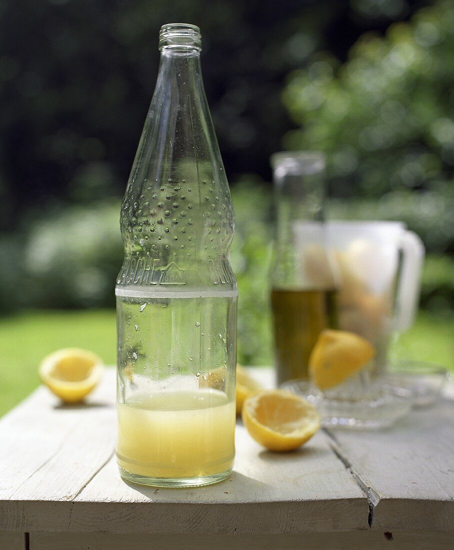 Selbstgemachte Zitronenlimonade in einer Flasche im Freien