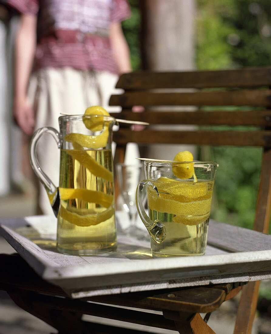 Selbstgemachte Zitronenlimonade in Karaffe und Glas
