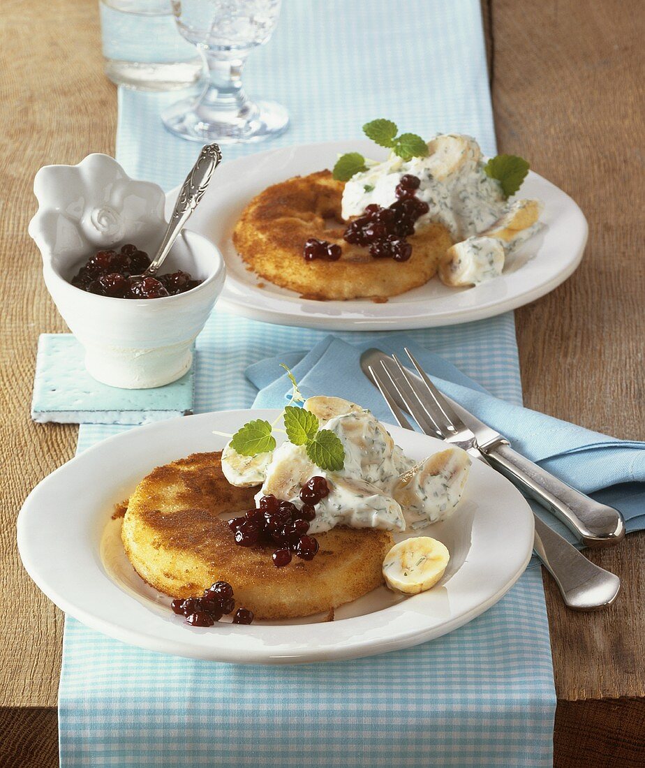 Melonenschnitzel mit Bananensalat und Preiselbeeren