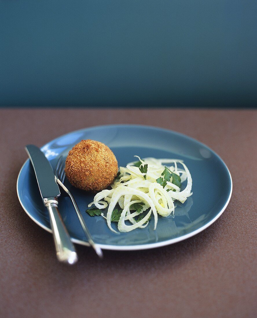 Frittierte Makrelenbällchen mit Fenchelsalat